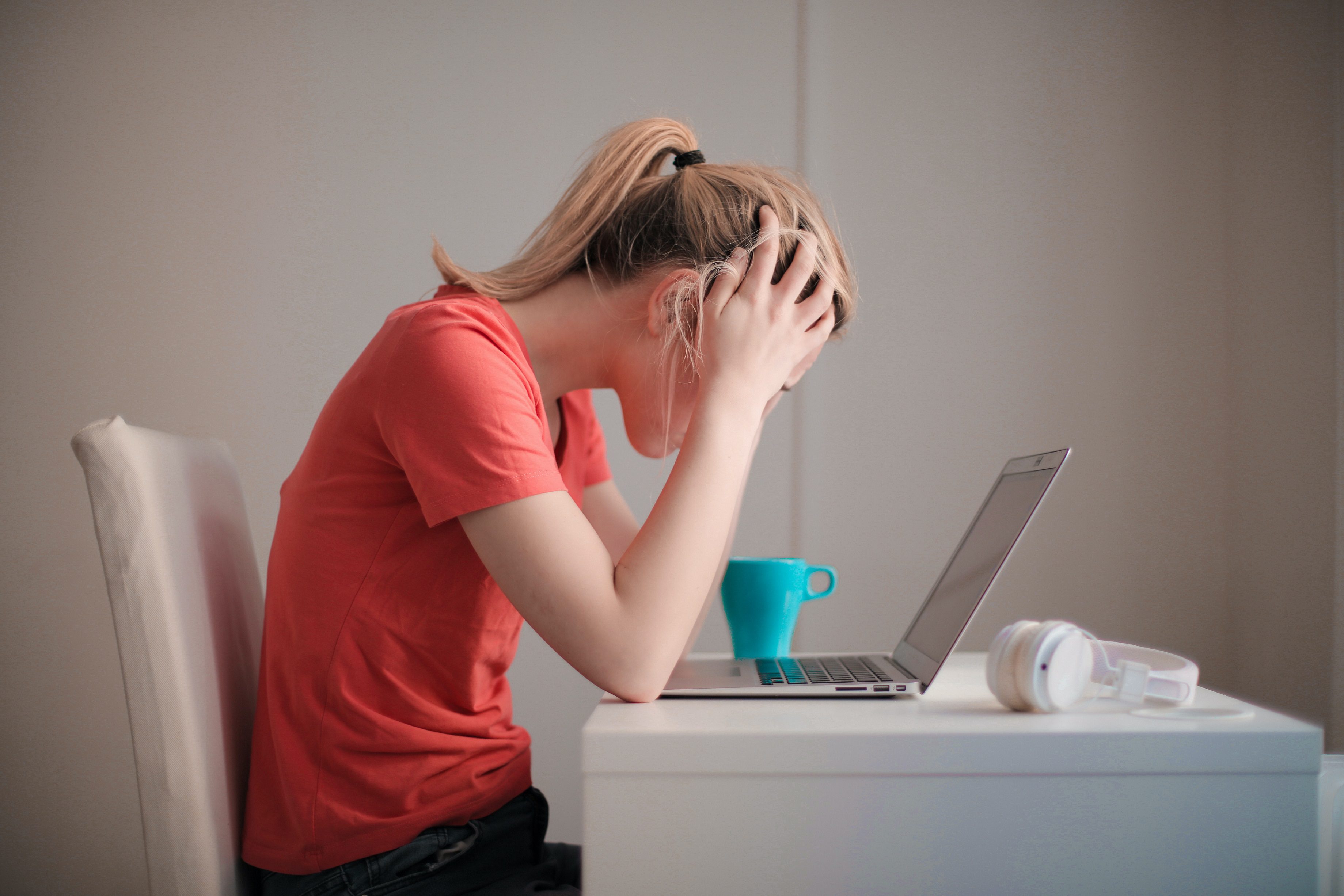 Mujer frustrada se agarra la cabeza frente a una pantalla ante una falta de integración de software