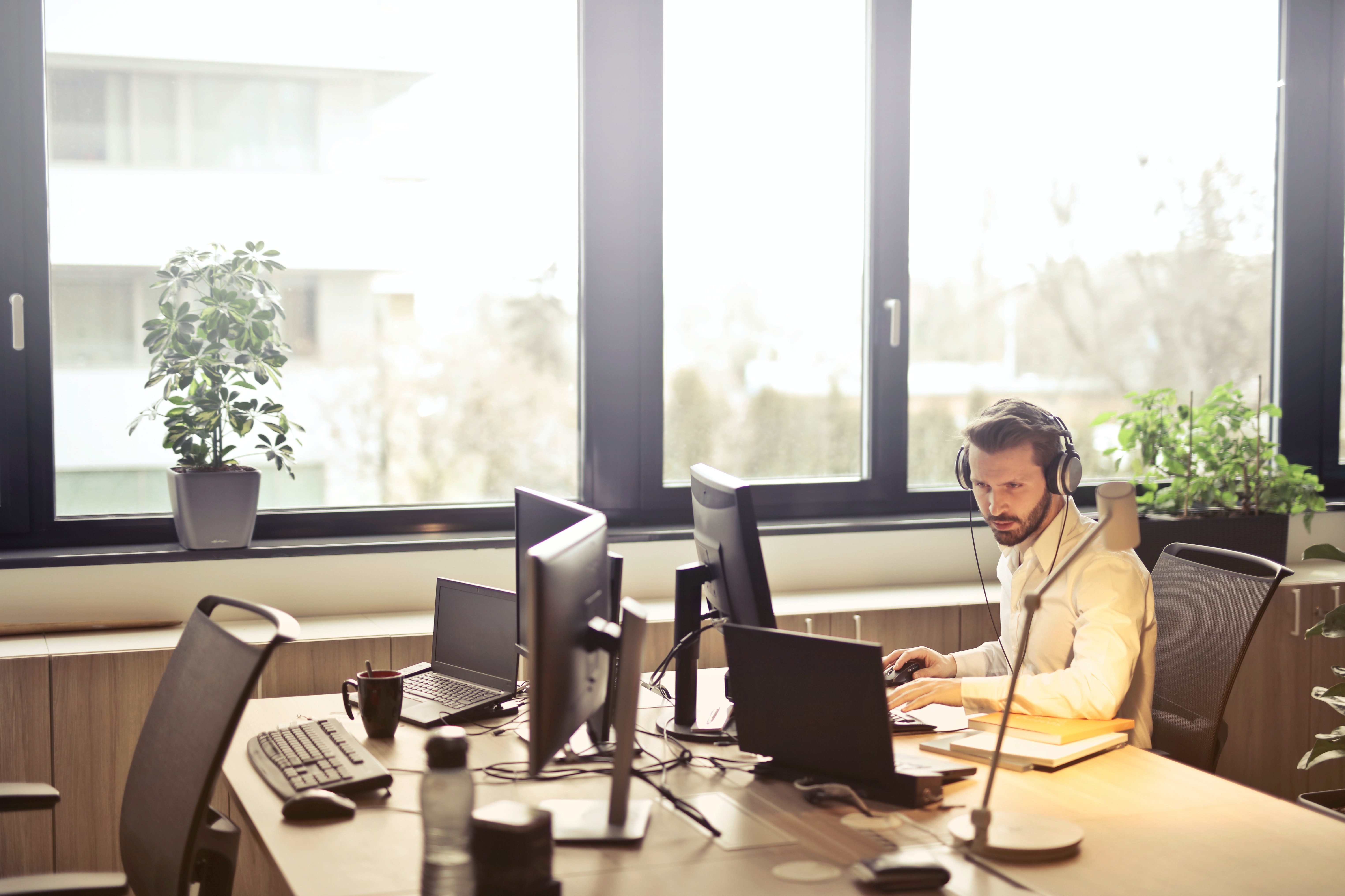 Hombre frente a una computadora utilizando una customer centric solution