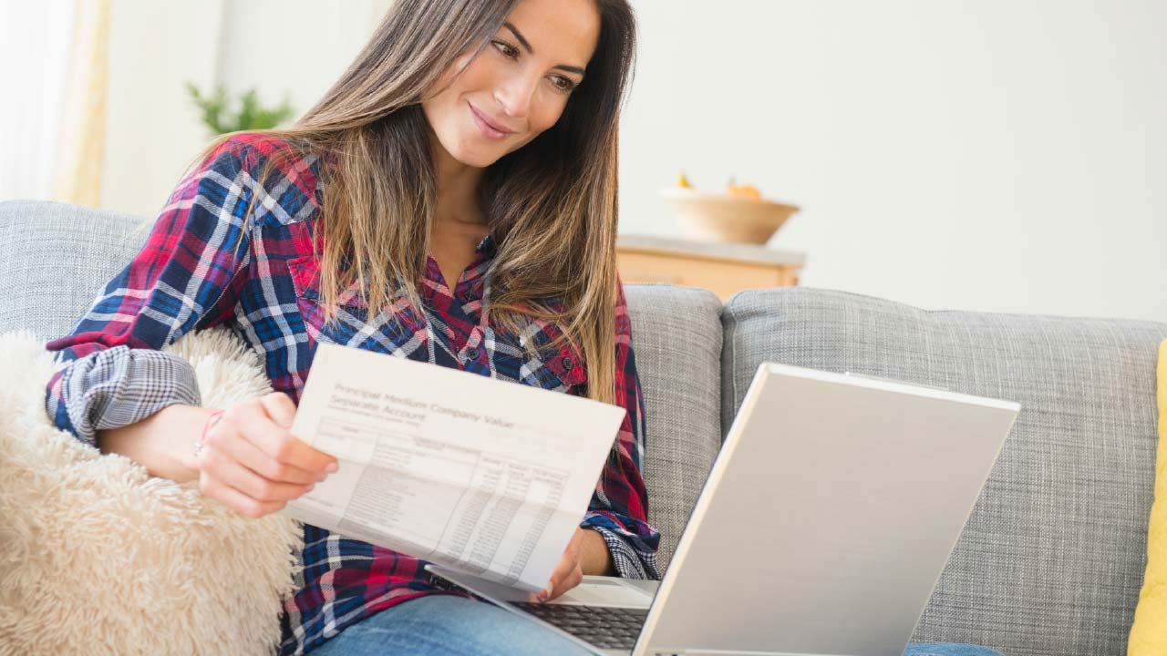 Mujer pagando facturación recurrente de una empresa de servicios.