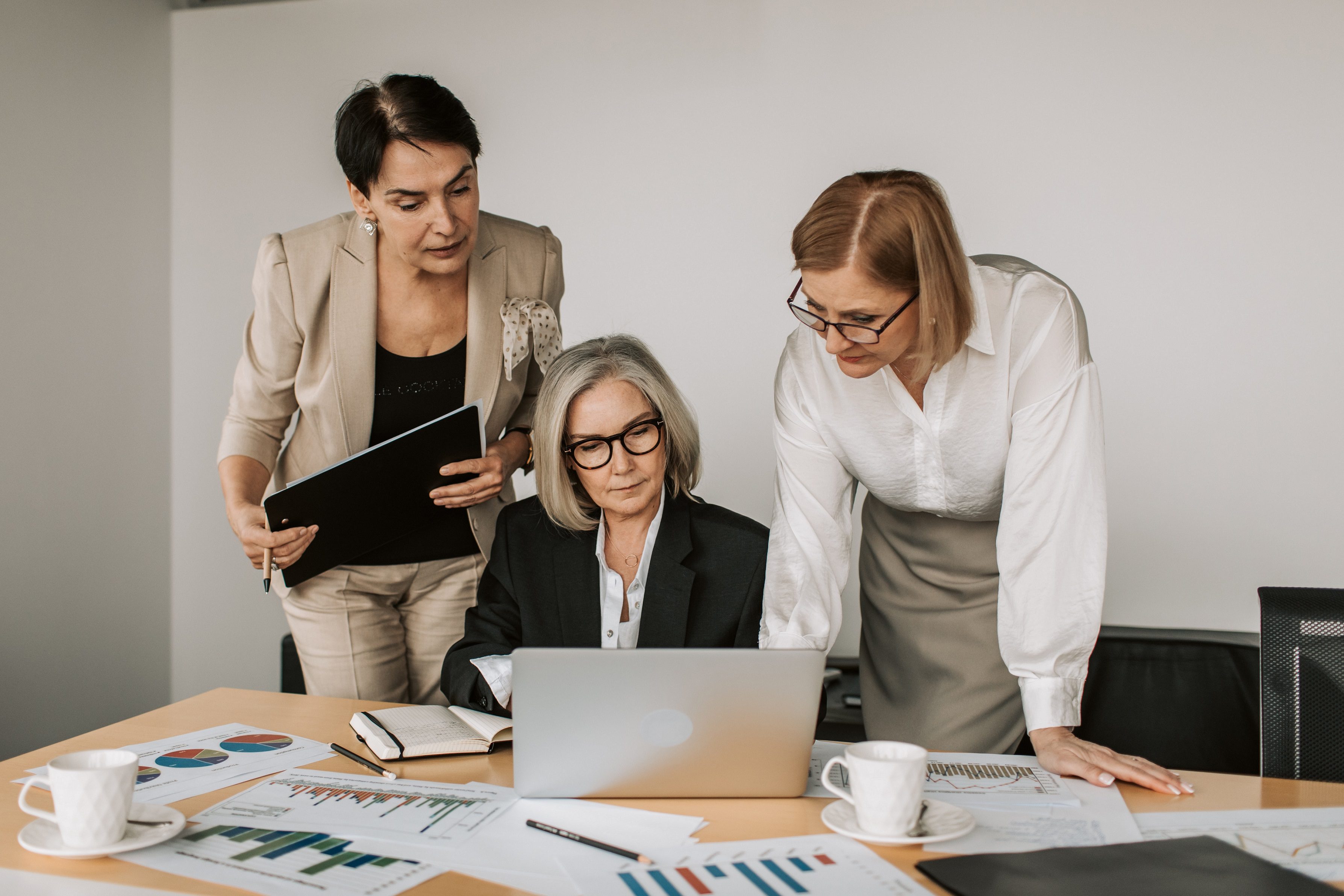 Equipo trabajando en el proceso de facturación de una empresa de servicios.