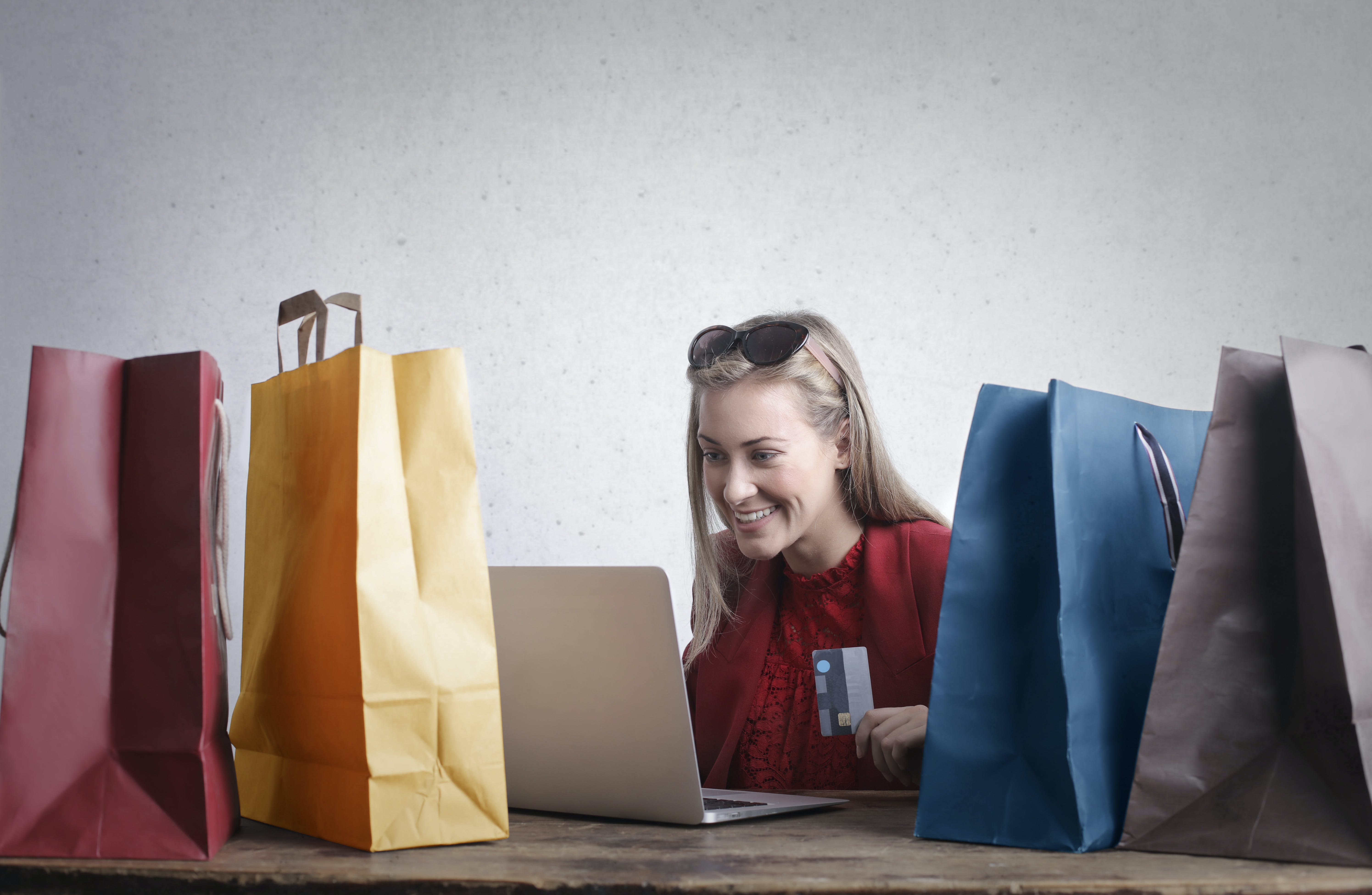 mujer haciendo compras online contenta por recibir el cashback