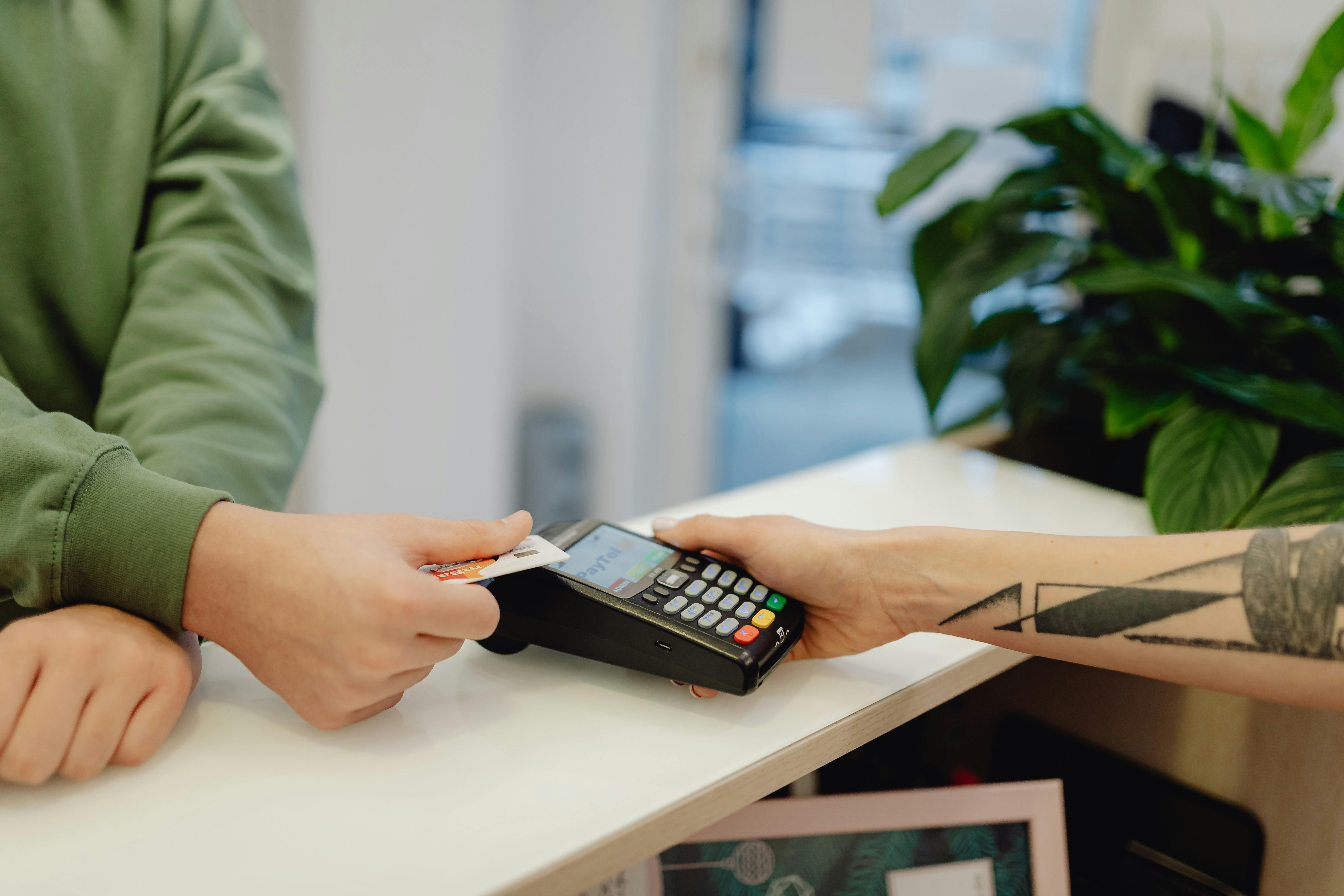 Hombre pagando su compra con promociones bancarias en un comercio