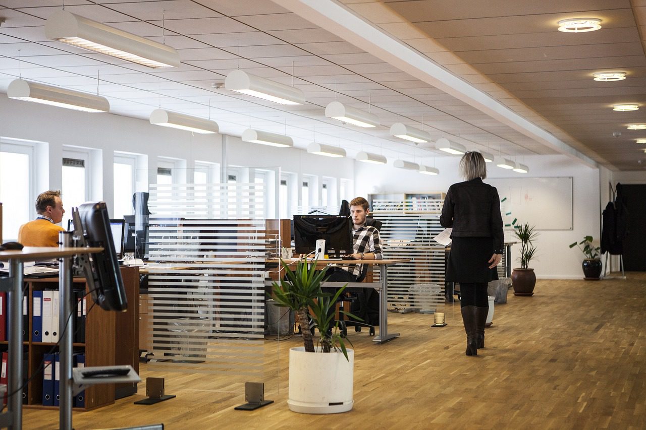 Imagen de una oficina simbolizando una empresa de servicios públicos y cómo optimizar el proceso comercial