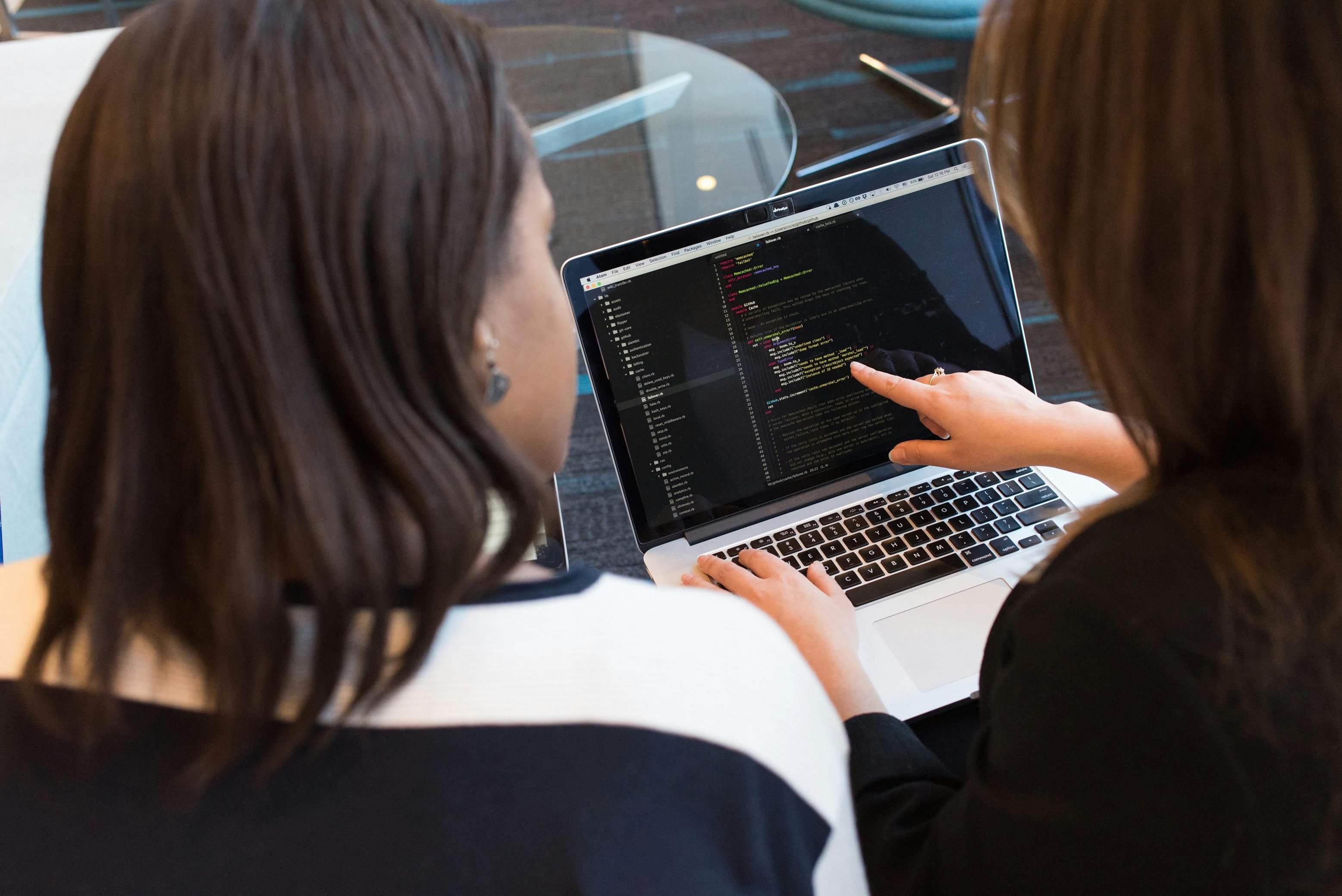 Dos mujeres trabajando en una pc en solución de software