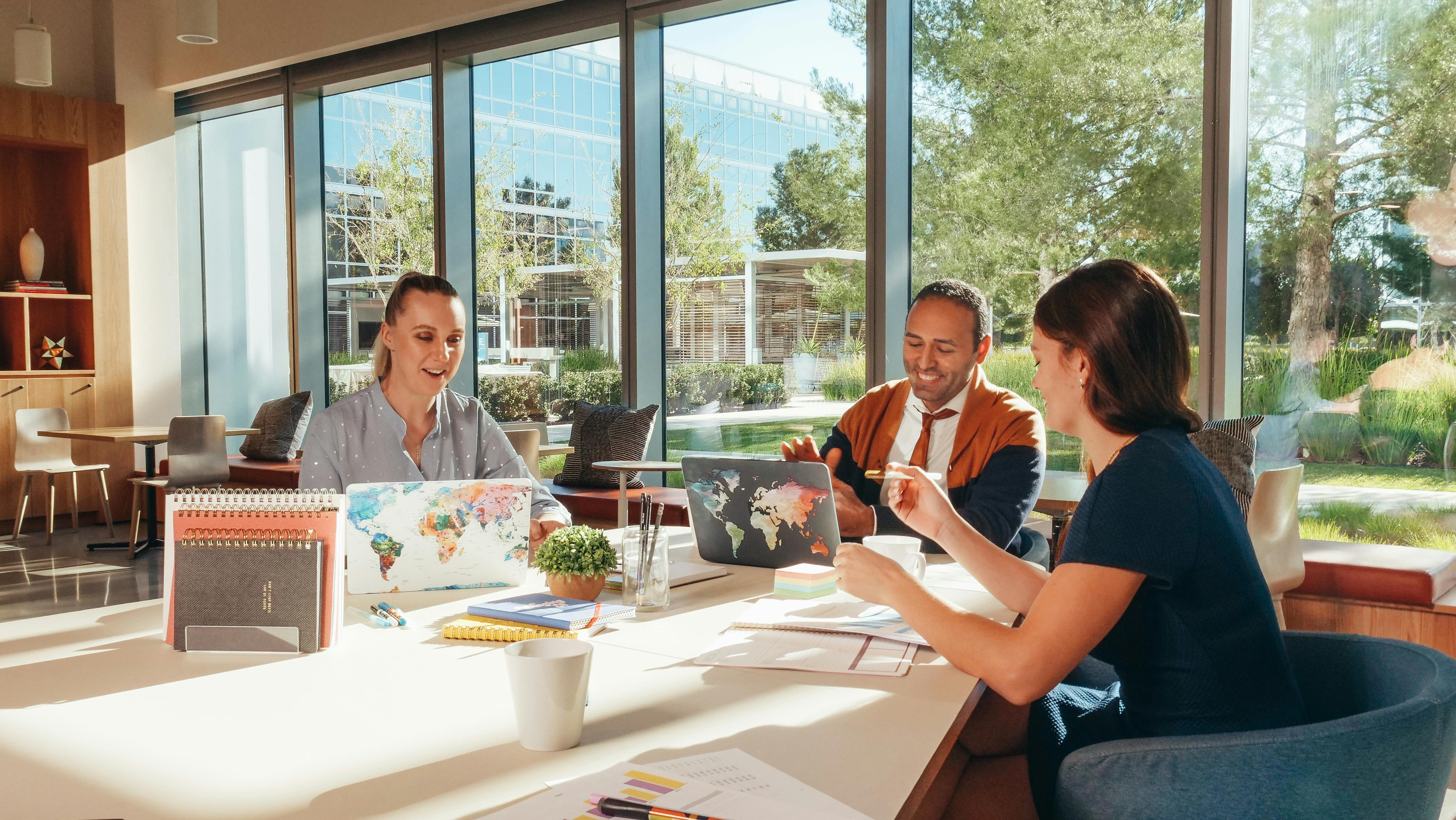 Personas trabajando en cooperativas de servicios