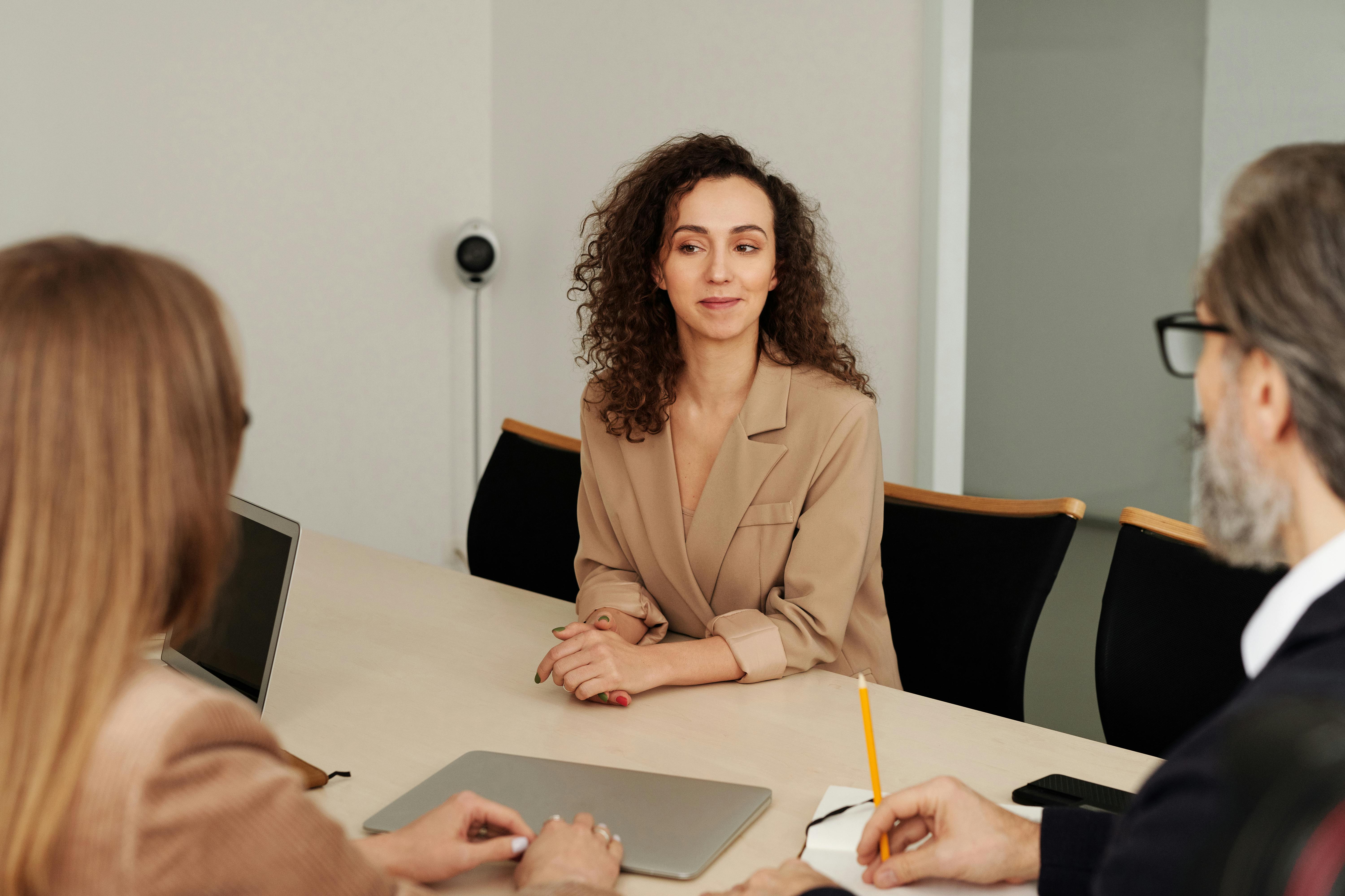 Personas trabajando en la gestión administrativa de una institución educativa.
