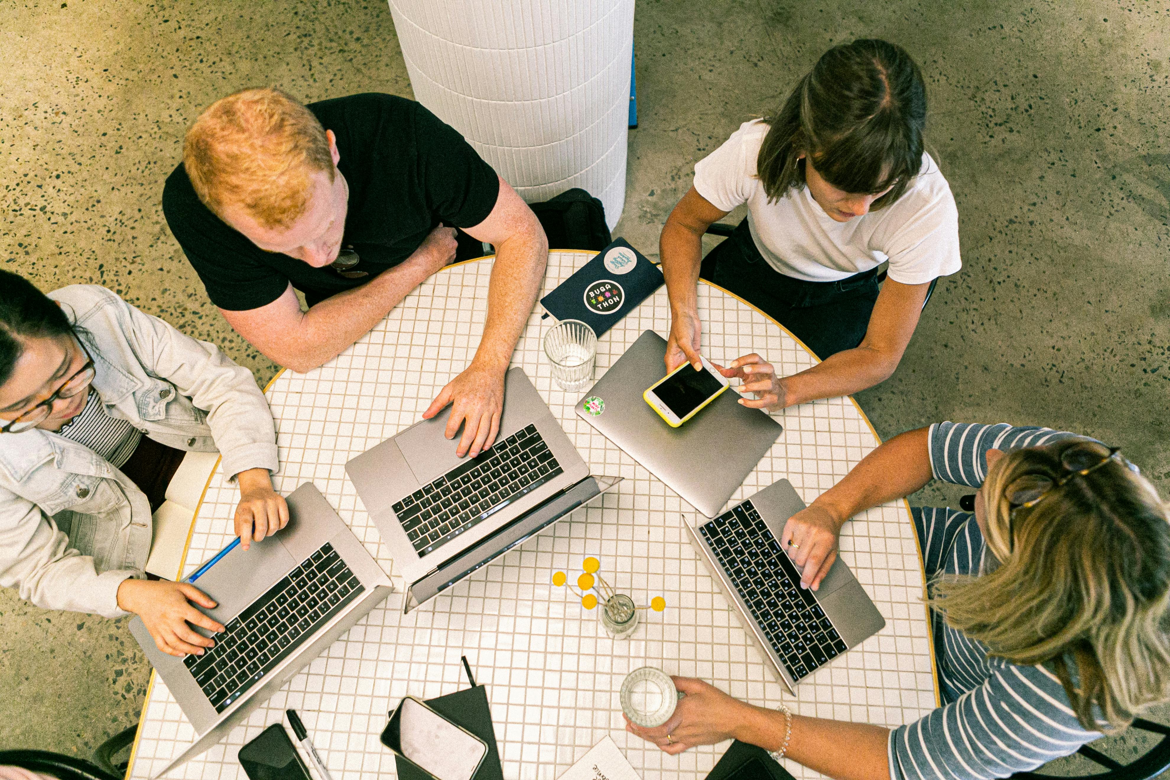 Grupo de personas trabajando con dispositivos para agilizar el trabajo.