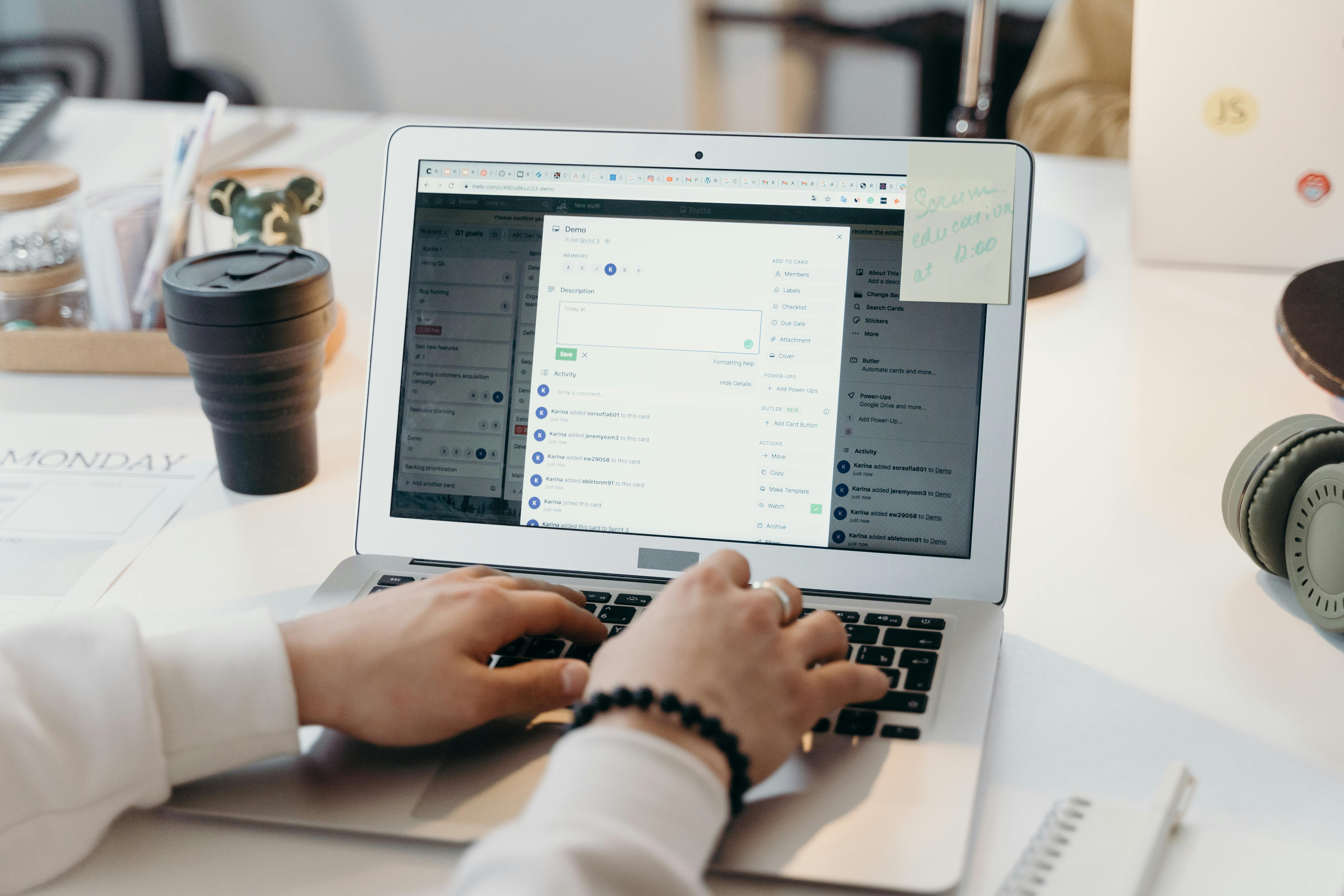 Manos de una persona sobre un teclado trabajando en un sistema de gestión empresarial