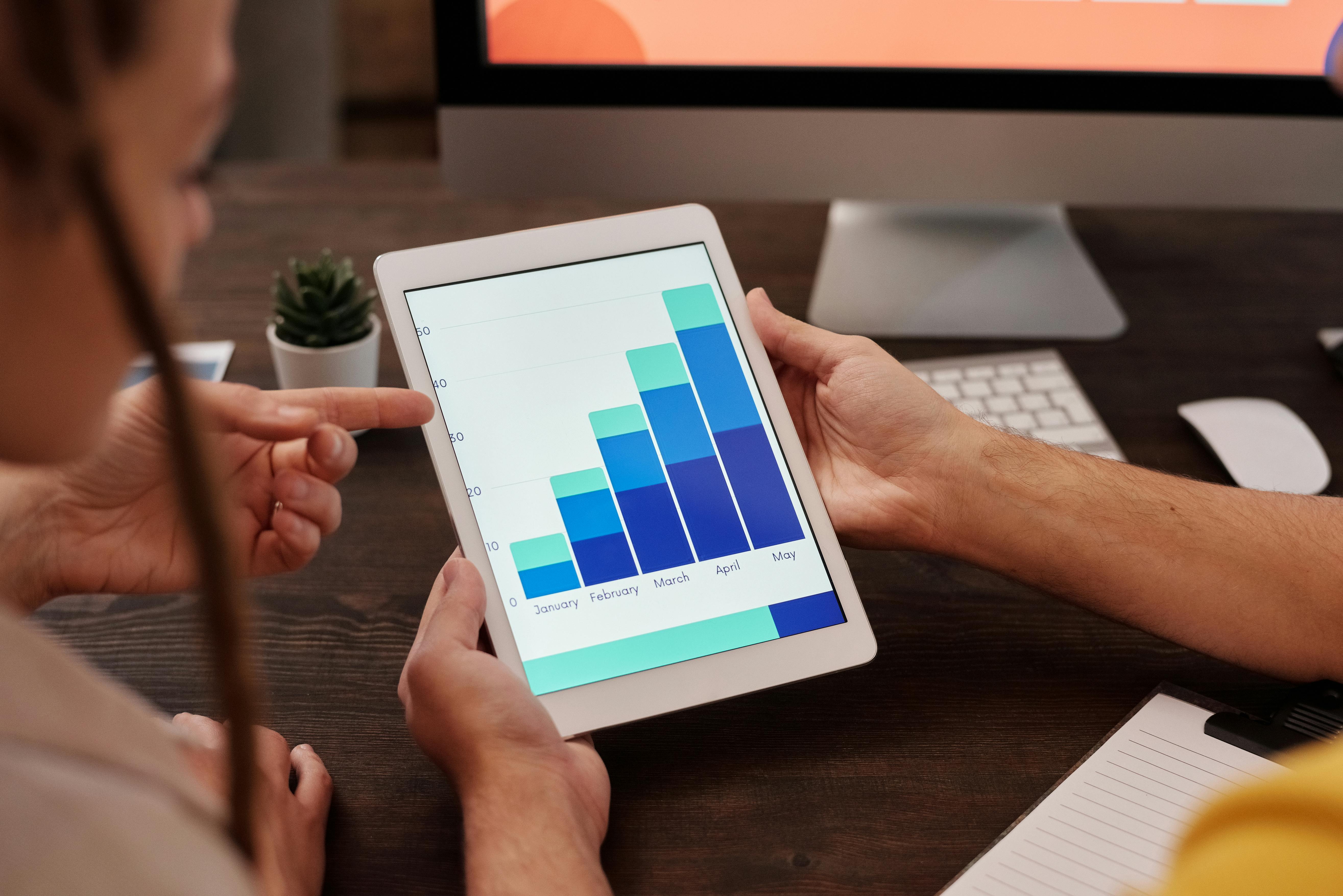 Dos personas evaluando cómo optimizar los procesos de la empresa