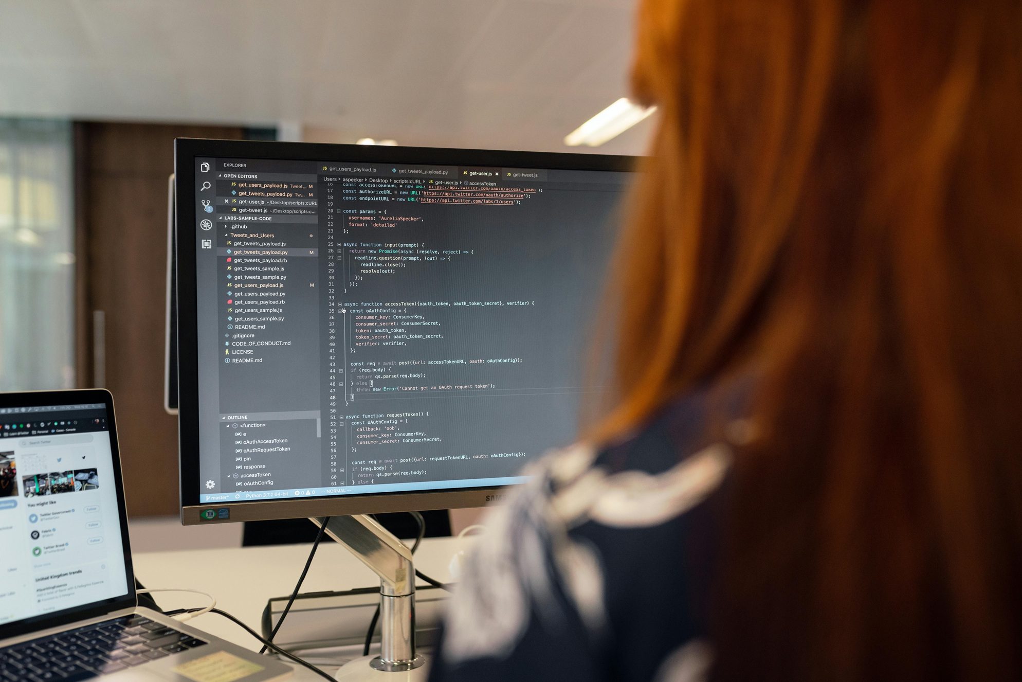 Desarrolladora trabajando en un software a medida.