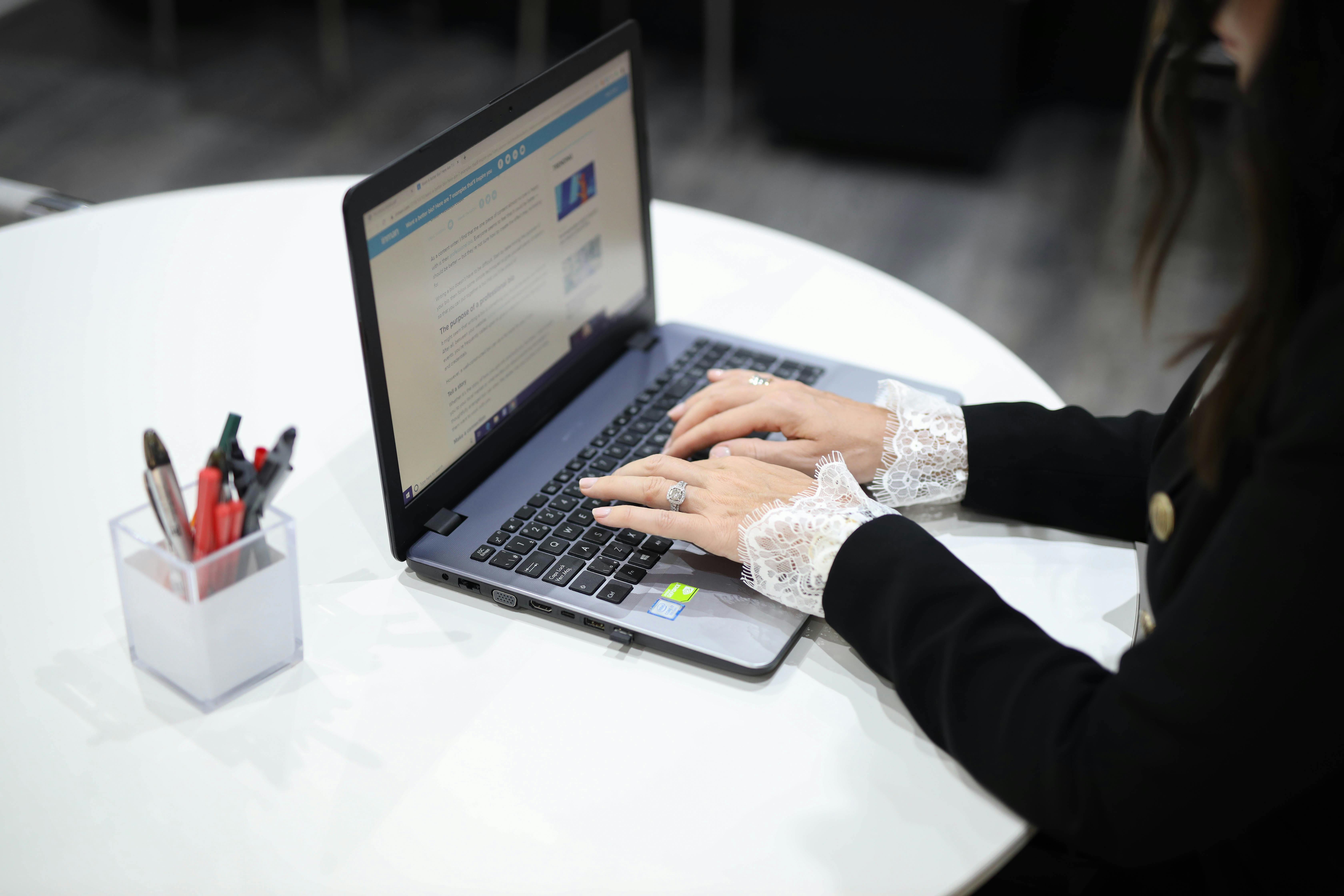 Manos de una persona trabajando con soluciones tecnológicas para empresas
