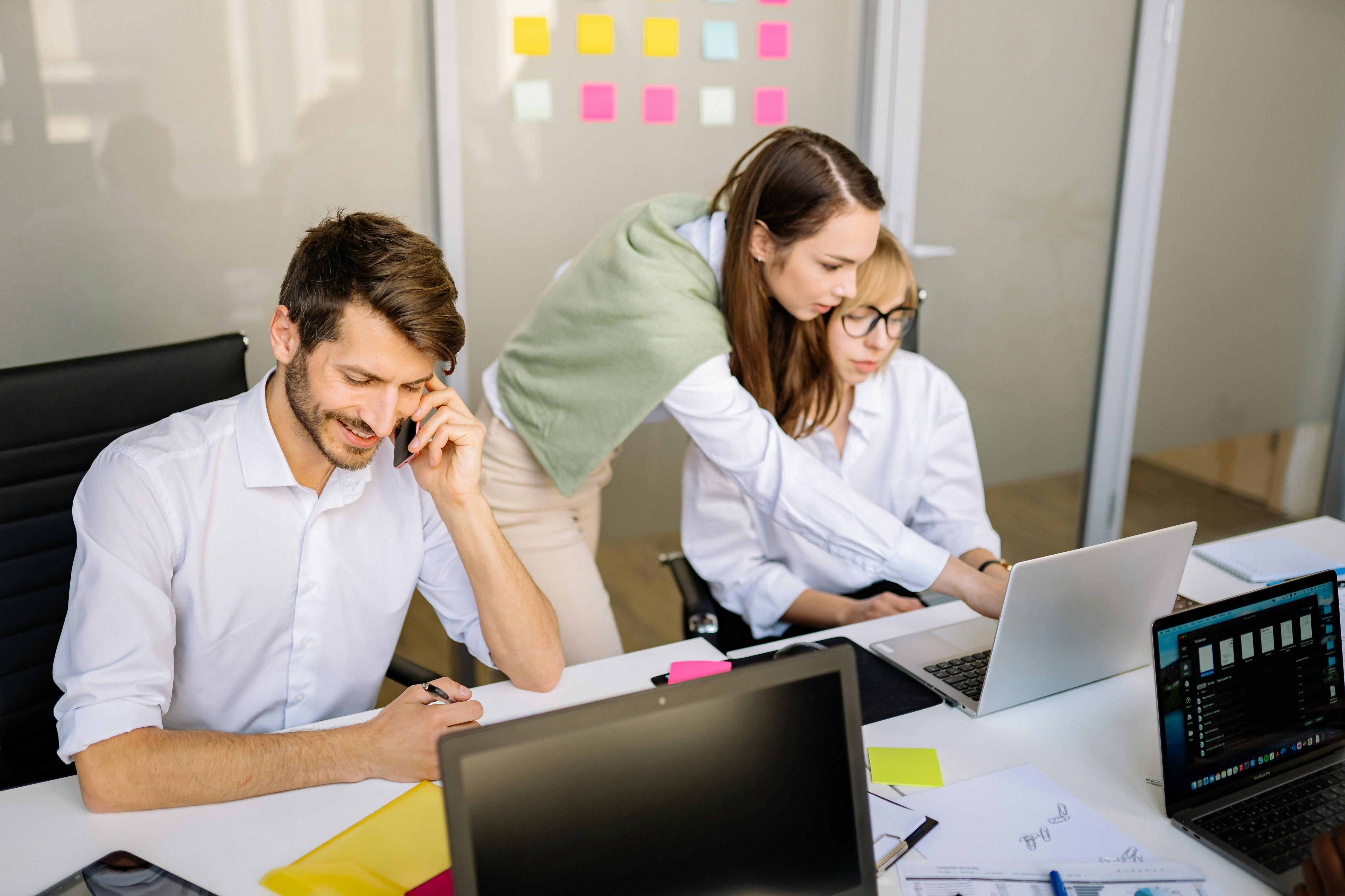 Grupo de personas trabajando de forma colaborativa con la integración de sistemas de gestión en utilities