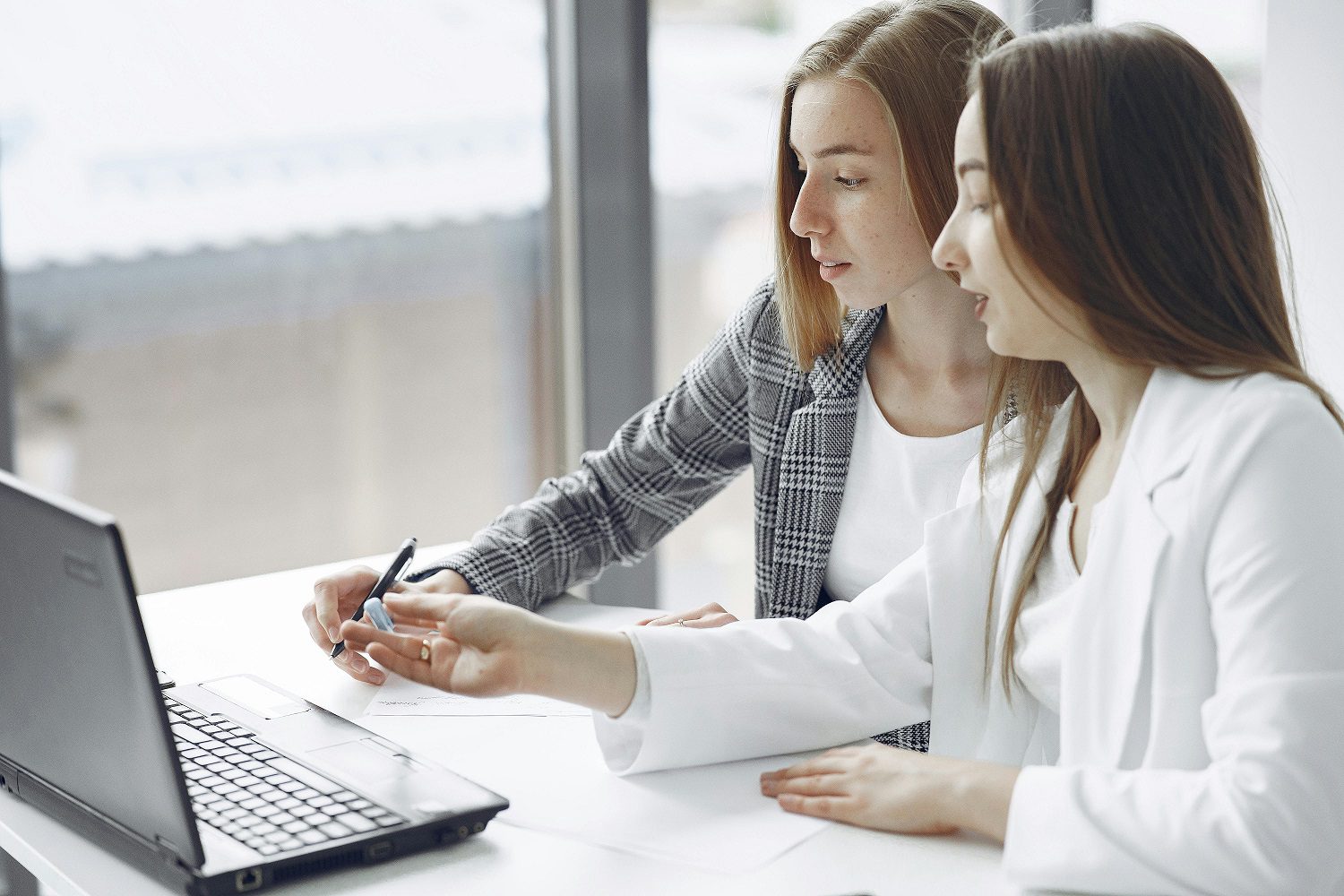 Dos mujeres analizando resultados de la automatización documental con IA